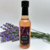 Lavendel Sirup in Glasflasche mit hellem Inhalt – handgemacht in der Genusswerkstatt Schweighofer