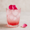 Rosen Sirup im Glas mit Eiswürfel