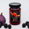 Feige-Brombeer-Fruchtaufstrich im Glas – dunkle Fruchtfarbe, cremige Textur, neben frischen Feigen und Brombeeren