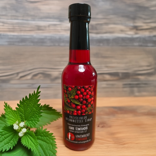 Flasche Preiselbeer Brennnessel Sirup der Genusswerkstatt Schweighofer